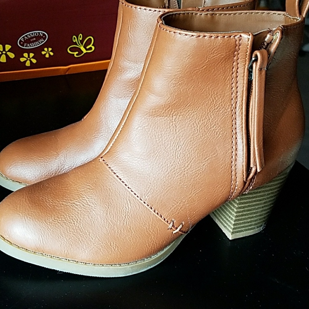 Old navy tan booties size 6 womens